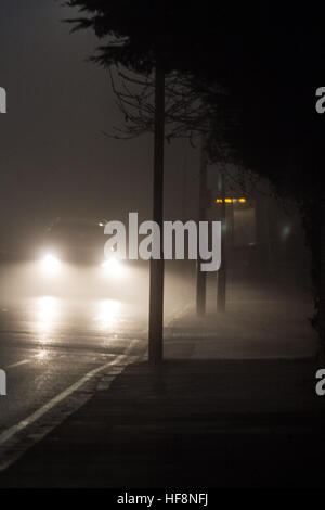 Wimbledon London, UK. 30. Dezember 2016. Die Autofahrer fahren Sie durch dichten Eisnebel in Wimbledon © Amer ghazzal/Alamy leben Nachrichten Stockfoto