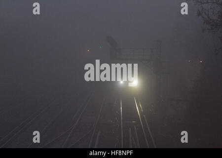 Wimbledon London, UK. 30. Dezember 2016. Pendler-Züge Reisen durch dichten eiskalten Nebel in Wimbledon © Amer Ghazzal/Alamy Live-Nachrichten Stockfoto