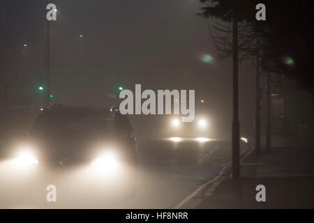 Wimbledon London, UK. 30. Dezember 2016. Autofahrer fahren Sie durch Einfrieren Nebel in Wimbledon © Amer Ghazzal/Alamy Live-Nachrichten Stockfoto