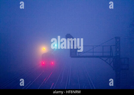 Wimbledon London, UK. 30. Dezember 2016. Eine s-Bahn fährt durch Einfrieren Nebel in Wimbledon © Amer Ghazzal/Alamy Live-Nachrichten Stockfoto