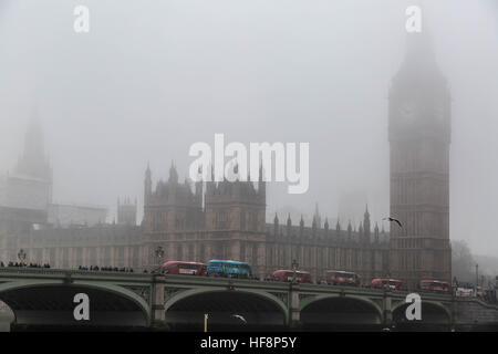 London, UK. 30. Dezember 2016. UK-Wetter: Westminster Parlamentsgebäude und Big Ben gesehen nur sichtbar durch den schweren Stadt Nebel © Guy Corbishley/Alamy Live News Stockfoto