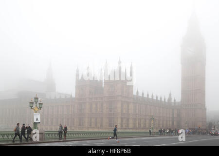 London, UK. 30. Dezember 2016. UK-Wetter: Westminster Parlamentsgebäude und Big Ben gesehen nur sichtbar durch den schweren Stadt Nebel © Guy Corbishley/Alamy Live News Stockfoto