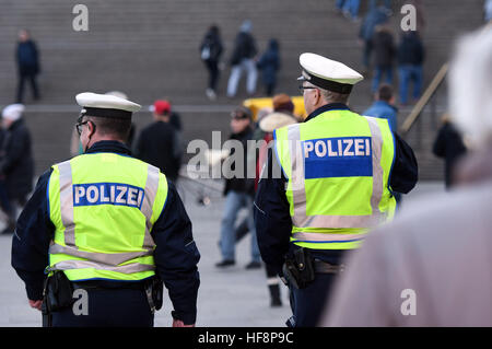 Köln, Deutschland. 30. Dezember 2016. Zwei Polizisten auf Patrouille vor dem Hauptbahnhof in Köln, 30. Dezember 2016. Foto: Henning Kaiser/Dpa/Alamy Live News Stockfoto