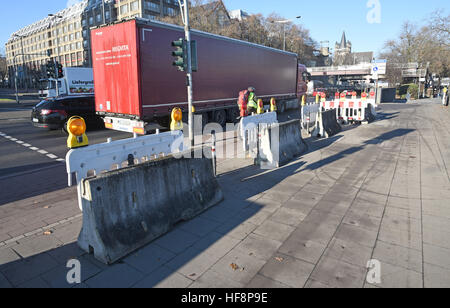 Köln, Deutschland. 30. Dezember 2016. Betonsperren vor einem reservierten Bereich für Silvester feiern in Köln, 30. Dezember 2016. Die Barrieren sollen mit Lastkraftwagen-Angriffe zu verhindern. Foto: Henning Kaiser/Dpa/Alamy Live News Stockfoto