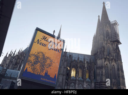 Köln, Deutschland. 30. Dezember 2016. "Frohes neues Jahr" sehen auf einem Display auf dem Platz vor dem Hauptbahnhof Köln in Köln, 30. Dezember 2016. Foto: Henning Kaiser/Dpa/Alamy Live News Stockfoto