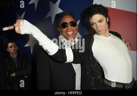 Berlin, Deutschland. 30. Dezember 2016. Der US-Sänger Jermaine Jackson (L) stehen neben der Wachsfigur seines Bruders Michael Jackson auf das Wachsfigurenkabinett Madame Tussauds in Berlin, Deutschland, 30. Dezember 2016. Foto: Britta Pedersen/Dpa-Zentralbild/ZB/Dpa/Alamy Live News Stockfoto