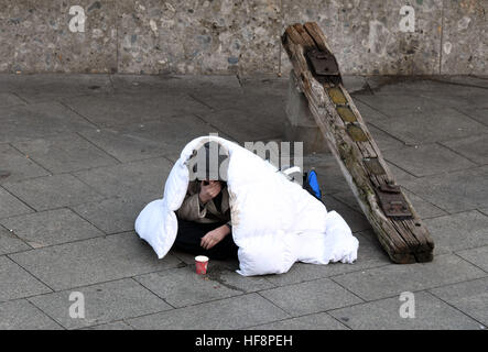 Köln, Deutschland. 30. Dezember 2016. Ein Bettler saß auf dem Platz vor dem Hauptbahnhof Köln in Köln, 30. Dezember 2016. Foto: Henning Kaiser/Dpa/Alamy Live News Stockfoto