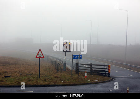 Calderdale, UK. 30. Dezember 2016. Nebel-Warnleuchten auf M62-Kreuzung am Saddleworth, 30. Dezember 2016 (C) Barbara Koch/Alamy Live News Stockfoto