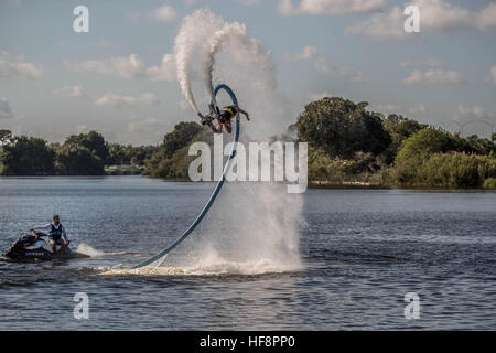 West Palm Beach, Florida, USA. 30. Dezember 2016. Benjamin Bemis, 15, Fayetteville, AK, lernt Flyboard Trainer Gil Caneiro am See Ida-Park in Delray Beach, FL am 29. Dezember 2016. Bemis erhielt die Lehre als Weihnachtsgeschenk von seiner Familie. Gil Caneiro, lehrt auch, sagt Flyboard Boynton Inlet Park und Boca Raton Resort Sport ist wirklich in den Vereinigten Staaten populär. Bemis war nach seiner ersten 30-minütigen Unterrichtsstunde Flips in der Luft durchführen. © Allen Eyestone/der Palm Beach Post/ZUMA Draht/Alamy Live-Nachrichten Stockfoto