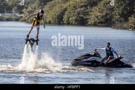 West Palm Beach, Florida, USA. 30. Dezember 2016. Benjamin Bemis, 15, Fayetteville, AK, lernt Flyboard Trainer Gil Caneiro am See Ida-Park in Delray Beach, FL am 29. Dezember 2016. Bemis erhielt die Lehre als Weihnachtsgeschenk von seiner Familie. Gil Caneiro, lehrt auch, sagt Flyboard Boynton Inlet Park und Boca Raton Resort Sport ist wirklich in den Vereinigten Staaten populär. Bemis war nach seiner ersten 30-minütigen Unterrichtsstunde Flips in der Luft durchführen. © Allen Eyestone/der Palm Beach Post/ZUMA Draht/Alamy Live-Nachrichten Stockfoto