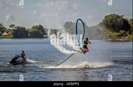 West Palm Beach, Florida, USA. 30. Dezember 2016. Benjamin Bemis, 15, Fayetteville, AK, lernt Flyboard Trainer Gil Caneiro am See Ida-Park in Delray Beach, FL am 29. Dezember 2016. Bemis erhielt die Lehre als Weihnachtsgeschenk von seiner Familie. Gil Caneiro, lehrt auch, sagt Flyboard Boynton Inlet Park und Boca Raton Resort Sport ist wirklich in den Vereinigten Staaten populär. Bemis war nach seiner ersten 30-minütigen Unterrichtsstunde Flips in der Luft durchführen. © Allen Eyestone/der Palm Beach Post/ZUMA Draht/Alamy Live-Nachrichten Stockfoto