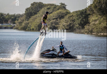 West Palm Beach, Florida, USA. 30. Dezember 2016. Benjamin Bemis, 15, Fayetteville, AK, lernt Flyboard Trainer Gil Caneiro am See Ida-Park in Delray Beach, FL am 29. Dezember 2016. Bemis erhielt die Lehre als Weihnachtsgeschenk von seiner Familie. Gil Caneiro, lehrt auch, sagt Flyboard Boynton Inlet Park und Boca Raton Resort Sport ist wirklich in den Vereinigten Staaten populär. Bemis war nach seiner ersten 30-minütigen Unterrichtsstunde Flips in der Luft durchführen. © Allen Eyestone/der Palm Beach Post/ZUMA Draht/Alamy Live-Nachrichten Stockfoto