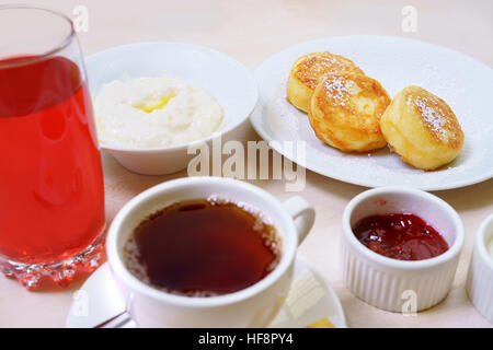 Gedeckter Tisch mit Brei und Käsekuchen im café Stockfoto