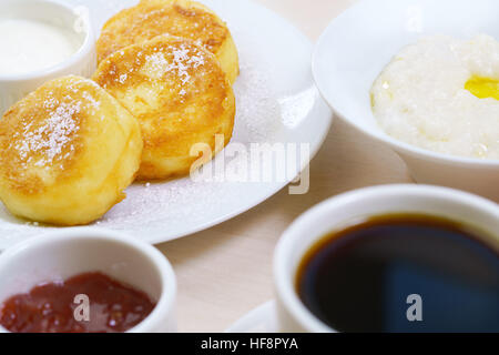 Gedeckter Tisch mit Brei Käsekuchen Kaffee im café Stockfoto