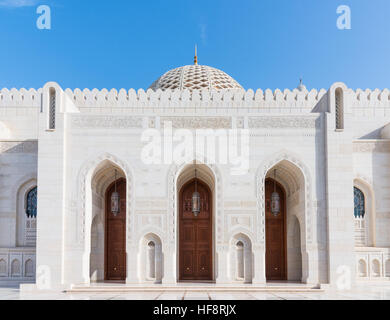 Äußere Detail mit Eingangstüren und die Kuppel im Hintergrund die Sultan Qaboos Grand Moschee in Maskat. Stockfoto