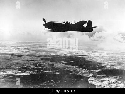 Die NS-Propaganda-Bild zeigt ein Jagdflugzeug der deutschen Wehrmacht Heinkel er 113 (er 100). Im April 1940 veröffentlicht. Ein Nazi-Reporter hat auf der Rückseite des Fotos auf 29.04.1940, geschrieben "die neuesten Bilder von der erfolgreichen Kampfflugzeug Heinkel He 111. Verwendung: einsitziges Jagdflugzeug. Konstruktion: freitragend und niedrigen Dächern, gebaut aus einfachen Blech-Beschichtung - Klappen Landung zwischen Querruder und Rumpf. Leitwerk: freitragende hoch und Seite-Leitwerk. Fahrwerk: einziehbares Fahrgestell in den Startlöchern. Waffen und Ausrüstung: leichte und schwere Maschinengewehre, Funkanlagen. Maße: Stockfoto