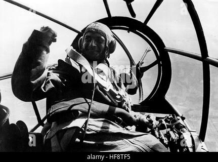 Das Bild der Nazi-Propaganda zeigt den Wächter eines deutschen Wehrmachts Heinkel He 111 Kampfflugzeugs auf einer Sortie. Veröffentlicht im August 1940. Fotoarchiv für Zeitgeschichte - KEIN WIRELESS-SERVICE - | weltweite Nutzung Stockfoto