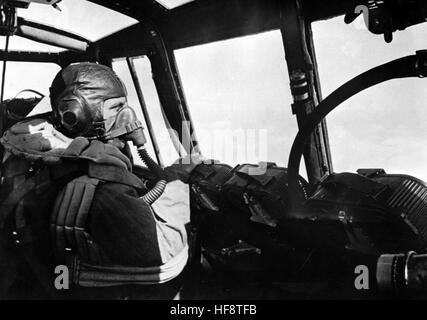 Das Nazi-Propaganda-Bild zeigt den Piloten eines deutschen Wehrmachtflugzeugs in einer Sauerstoffmaske. Veröffentlicht im September 1940. Fotoarchiv für Zeitgeschichte - KEIN WIRELESS-SERVICE - | weltweite Nutzung Stockfoto