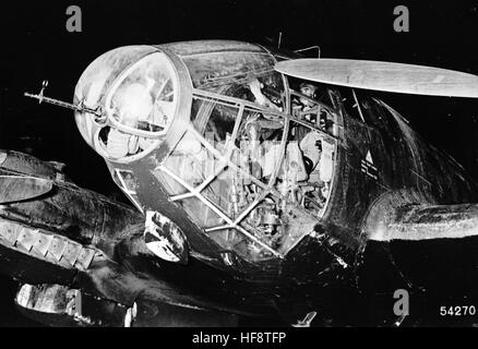 Nazi-Propaganda-Bild, das die Crew eines Heinkel He 111 Wehrmacht-Kampfflugzeugs vor dem Start eines Luftangriffs gegen Großbritannien darstellt. Veröffentlicht im November 1940. Fotoarchiv für Zeitgeschichte - KEIN KABELDIENST - | weltweite Nutzung Stockfoto