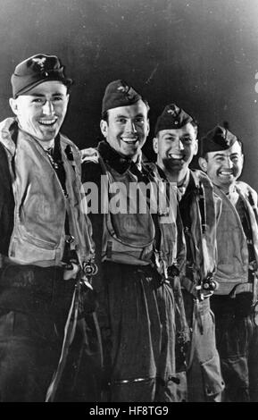 Das Bild der Nazi-Propaganda zeigt Kampfpiloten der deutschen Luftwaffe. Veröffentlicht im Juli 1944. Der Nazi-Reporter hat auf der Rückseite geschrieben: "Kampfpiloten Kameradschaft (2 Bilder). Bild 1: Die kommandierende Crew. Sie gehen ihrer Aufgabe mit Harmonie und innerem Frieden nach, vier Männer einer Altersgruppe, die wissen, dass sie "Körper" sind, und dass sie es bei jeder Mission (von der es bereits Hunderte gab) erneut beweisen müssen." Fotoarchiv für Zeitgeschichte - KEIN KABELDIENST - | weltweite Nutzung Stockfoto