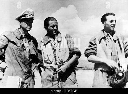 Das Propagandabild der Nazis zeigt Kampfpiloten der Deutschen Luftwaffe und Ritterkreuz, die Empfänger Hans Sauer (L.), Joachim Helbig (M.) und Franz Schlund (R.). Veröffentlicht im Oktober 1941. Fotoarchiv für Zeitgeschichte - KEIN KABELDIENST - | weltweite Nutzung Stockfoto