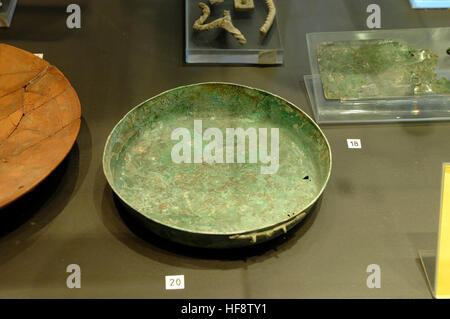 Museum-Vitrine, römische Kupferplatte National Museum of Archaeology Grumento, Basilikata, Italien Stockfoto