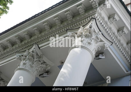 Hauptstadt grau Closeup korinthischen Säulen auf einer Gebäudefassade Stockfoto