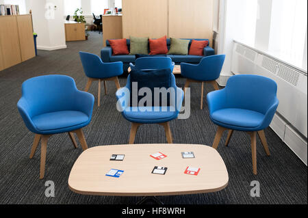 Weiße Büro mit blauen Stühlen und einem Tisch aus Holz. Stockfoto