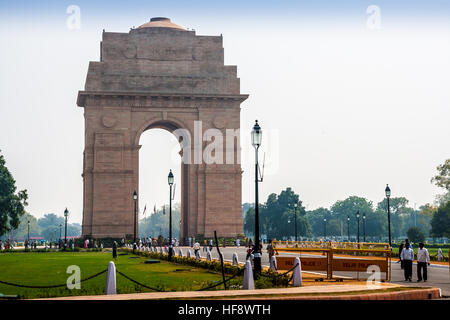 Neu-Delhi, Indien - 3. Oktober 2010: The India Gate ist ein Kriegsdenkmal befindet sich rittlings auf der Rajpath in Neu-Delhi Stockfoto