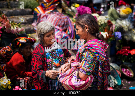 Chichicastenango, Guatemala - 27. April 2014: Zwei einheimische Frauen tragen traditionelle Kleidung auf einem Markt in Chichicastenango. Stockfoto