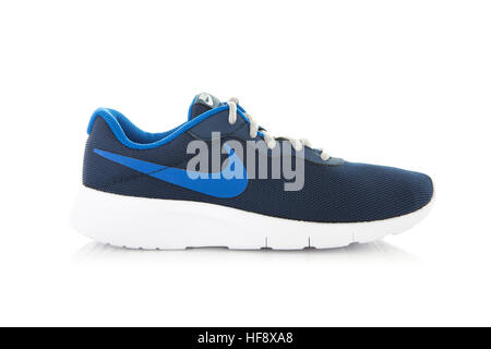 Nike Tanjun Trainer blau, aufgenommen im Studio und auf einem weißen Hintergrund isoliert Stockfoto