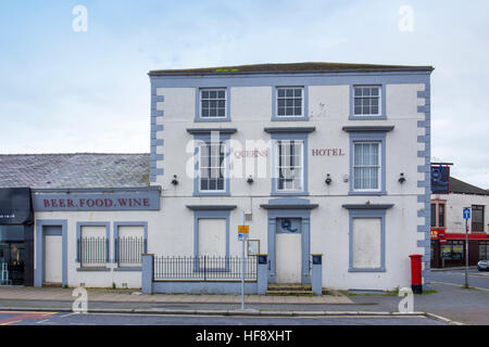 Geschlossen und mit Brettern vernagelt Queens Hotel, Morecambe Lancashire UK Stockfoto