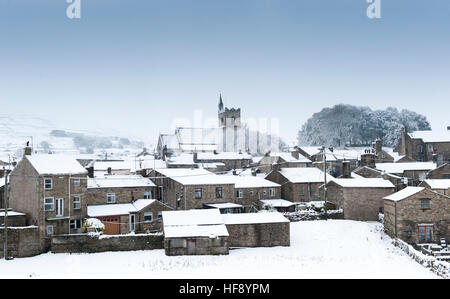 Hawes, North Yorkshire, mit der Kirche St. Margarets auf die Skyline, bedeckt im ersten Schnee des Winters. Stockfoto