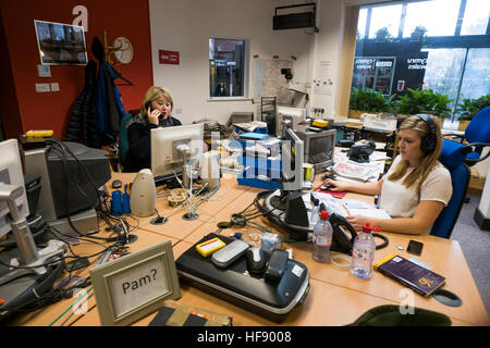 Journalisten, die in den BBC Radio Cymru (Walisisch Sprache national broadcast-Medien-Organisation) regionale Mitte-Wales Studios und Nachrichtenredaktion, Aberystwyth Wales UK Stockfoto