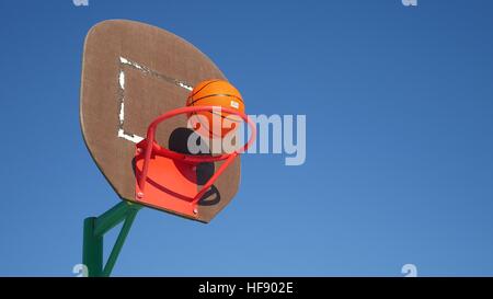 alten Basketballkorb, street-Basketball werfen den Ballsport in den Warenkorb Stockfoto