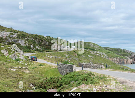 Autos fahren auf der North Coast 500 landschaftlich schöne Strecke in der Nähe von Durness in Sutherland, Schottland Stockfoto