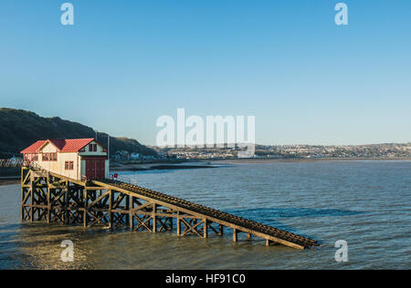 Die alten RNLI Lifeboat Station am Ende von Mumbles Pier, Swansea, Südwales an einem sonnigen Wintertag Stockfoto