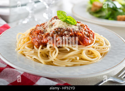 Ein Teller mit leckeren Spaghetti Bolognese mit Fleischsauce und frischem Basilikum. Stockfoto