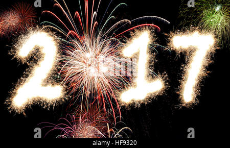 3D-Rendering Happy New Year Feuerwerk mit dem Jahr 2017 beleuchtet in glühende Funken und Licht. Stockfoto