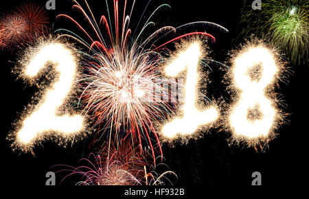 3D-Rendering Happy New Year Feuerwerk mit dem Jahr 2018 beleuchtet in glühende Funken und Licht. Stockfoto