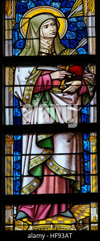 Glasmalerei-Fenster zeigt die heilige Teresa von Avila in der Kathedrale St. Bavo in Gent, Flandern, Belgien. Stockfoto