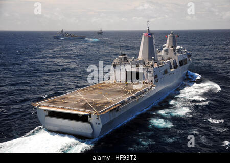 Dock amphibischen Transportschiff USS Green Bay, Front, amphibische Dock Landungsschiff USS Comstock und amphibischer Angriff Schiff USS Boxer Transit im Indischen Ozean. Die drei Schiffe, Teil der Boxer amphibische Gruppe bereit, vor kurzem abgeschlossen maritimer Sicherheitsoperationen in den USA 5. Flotte Verantwortungsbereich und laufen in den USA 7. Flotte Aufgabengebiet während der Bereitstellung an den westlichen Pazifischen Ozean. Boxer amphibische bereit Gruppe Transite der indische Ozean 110818-N-ZS026-174 Stockfoto