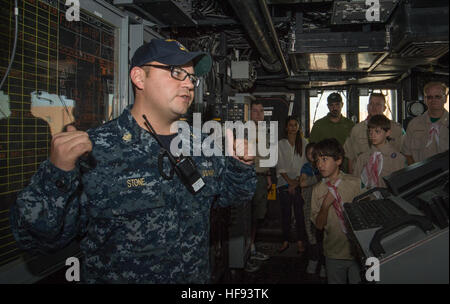 151205-N-CJ186-378 NAVAL SUPPORT Aktivität BAHRAIN (5. Dezember 2015) Chief Mineman Shane Stone, zugeordnet der Avenger-Klasse Mine Gegenmaßnahme Schiff USS Sentry (MCM 3), gibt einen Überblick über das Schiff Brücke während einer Tour für Boy Scouts of America Truppen 221 und 826, Sitz in Saudi Arabien und dem Königreich Bahrain. Die Truppen nahmen an der Tour in einem Schritt ihre Staatsbürgerschaft in der Nation-Verdienst-Abzeichen zu verdienen, in dem sie zwei US-Regierungseinrichtungen besuchen, den Vorzug zu verdienen. USS Sentry ist derzeit zugeordnet Commander, Task Group 52.2, die mir dirigiert Gegenmaßnahme, explosive ordnance Stockfoto
