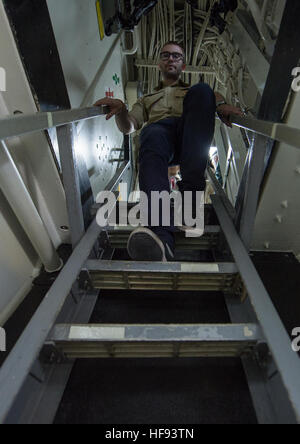 151205-N-CJ186-420 NAVAL SUPPORT Aktivität BAHRAIN (5. Dezember 2015) geht eine Späherin, von den Boy Scouts of America, durch eine Ladderwell an Bord der Avenger-Klasse meine Gegenmaßnahmen USS Sentry (MCM 3) Schiff, Commander Task Group (CTG) 52.2 zugewiesen. Truppen 221 und 826, Sitz in Saudi Arabien und dem Königreich Bahrain, nahmen an der Tour in einem Schritt ihre Staatsbürgerschaft in der Nation-Verdienst-Abzeichen zu verdienen, in dem sie zwei US-Regierungseinrichtungen besuchen, den Vorzug zu verdienen. CTG 52,2 führt meine Gegenmaßnahmen, explosive Ordnance Entsorgung und erzwingen von Operationen in den USA 5th Stockfoto