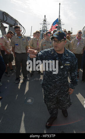 151205-N-CJ186-640 NAVAL SUPPORT Aktivität BAHRAIN (5. Dezember 2015) Chief Mineman Shane Stone, zugeordnet der Avenger-Klasse Mine Gegenmaßnahme Schiff USS Sentry (MCM 3), gibt einen Überblick über das Schiff Pfauentaube während einer Tour für Boy Scouts of America Truppen 221 und 826, Sitz in Saudi Arabien und dem Königreich Bahrain. Die Truppen nahmen an der Tour in einem Schritt ihre Staatsbürgerschaft in der Nation-Verdienst-Abzeichen zu verdienen, in dem sie zwei US-Regierungseinrichtungen besuchen, den Vorzug zu verdienen. USS Sentry ist derzeit Commander Task Group 52.2, zugewiesen die Grube Gegenmaßnahmen, explosive Ordnanc durchführt Stockfoto