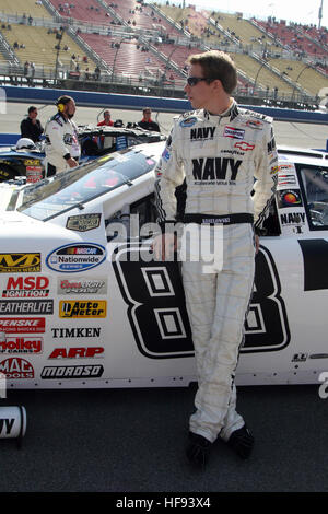 NASCAR-Rennfahrer Brad Keselowski steht neben dem Nr. 88 Navy beschleunigen Your Life Monte Carlo Fahrzeug vor Beginn der Stater Brothers 300 Rennen auf dem California Speedway in Fontana, Kalifornien, 25. Februar 2008. Ein spät-Rennen Übertragung Scheitern Relega Ted Keselowski, 32. im Rennen. (Foto: U.S. Navy Lt. j.g. Andrea Ross) (Freigegeben) Brad Keselowski vor Auto im Fontana Stockfoto