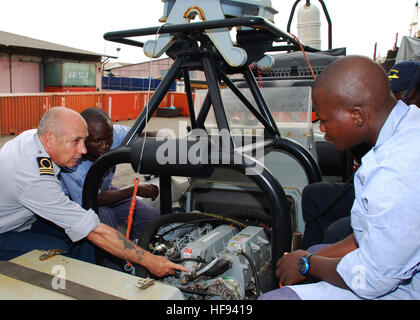 Segler aus Togo und Benin Marine führen auch Schulungen an Bord der belgischen Marine Befehl und logistische Unterstützung Schiff BNS Godetia (A 960) in Cotonou, Benin, 19. März 2010, zur Unterstützung von West Afrika Partnerschaft Station (APS). APS ist eine multinationale Initiative entwickelt durch US Naval Forces Europe/Africa USA und internationalen Partnern zusammenarbeiten, zur Verbesserung der Sicherheit im Seeverkehr und Sicherheit auf dem afrikanischen Kontinent. (Foto: DoD Mass Communication Specialist 1. Klasse Gary Keen, US Navy/freigegeben) 100319-N-6138K-085 (4457832660) Stockfoto