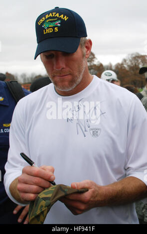 081107-N-2022D-033 N.J (7. November 2008) New York Jets Quarterback Brett Favre dauert nach dem Team Praxis in Florham Park, um sich ein Autogramm für Lagerhalter 1. Klasse Louis Lopez, einem Personalvermittler zugewiesen, Navy Recruiting Bezirk New York. Die Jets eingeladen Soldat innen der Praxis als Teil ihrer militärischen Wertschätzung-Wochenende. (Foto: U.S. Navy Chief Masse Kommunikation Spezialist Eric Durie/freigegeben) Brett Favre in Florham Park 07.11.08 081107-N-2022D-033-Ernte Stockfoto