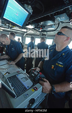 140318-N-LO156-037 arabischen Golf (18. März 2014) - Chief Gunner's Mate Jacob Hunter verfolgt ein Ziel auf Patrouille Küsten Schiff USS Sirocco (PC 6) während des Griffin Rakete Trainings, März 18. Griffin-Rakete ist die erste Fläche-Fläche Leben Feuer Rakete Übung durchgeführt, um Schutz vor kleinen Boot Gefahren in den USA 5. Flotte Aufgabengebiet. (Foto: U.S. Navy Mass Communication Specialist 1. Klasse Doug Harvey/Not For Release) Brücke der USS Sirocco (PC 6) 140316-N-LO156-037 Stockfoto