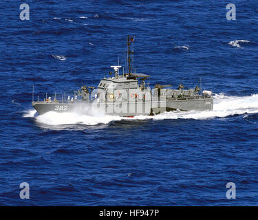 080224-N-4010S-083 SOUTH CHINA SEA (24. Februar 2008) The Republic of Philippine Jose Andrada-Klasse Patrouillenboote BRP Juan Magluyan (PG 392), ist am Meer in das Südchinesische Meer für bilaterale Training mit der Essex Expeditionary Strike Group als Teil der jährlichen bilateralen Übung Balikatan 2008, zwischen der Republik der Philippinen und den Vereinigten Staaten. Während der Balikatan 2008 humanitäre Hilfe und Ausbildungsmaßnahmen zusammenarbeiten, militärischen Service-Mitglieder aus den Vereinigten Staaten und der Regierung der Republik der Philippinen zur Verbesserung der Sicherheit im Seeverkehr und Humanitar zu gewährleisten Stockfoto